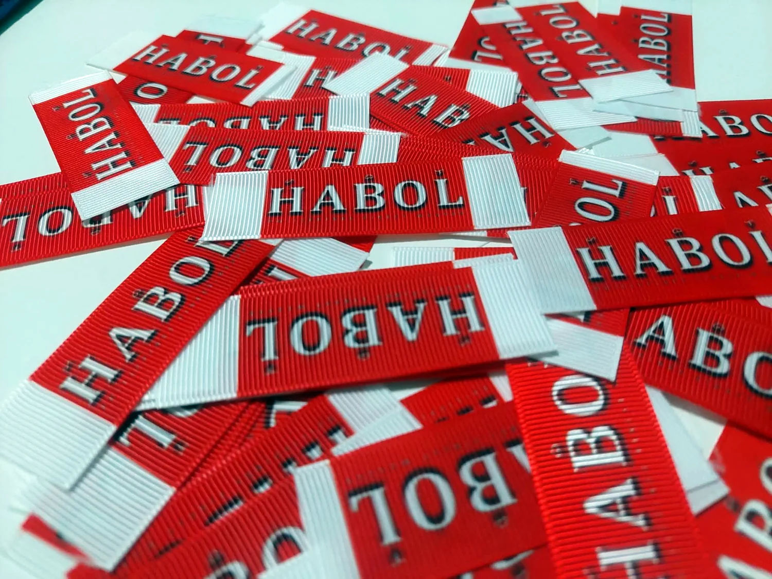 Finished Grosgrain neck or brand Etiketa label